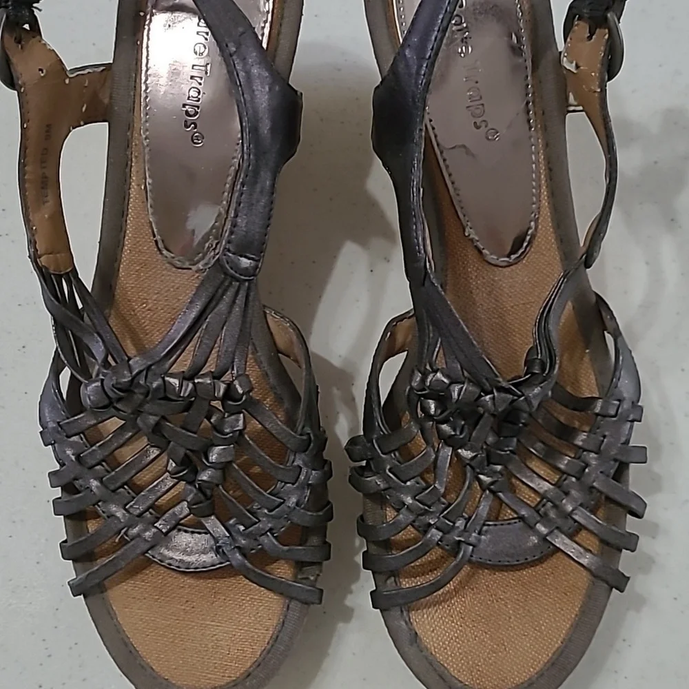 Baretraps Tempted dark pewter wedge sandals size 9